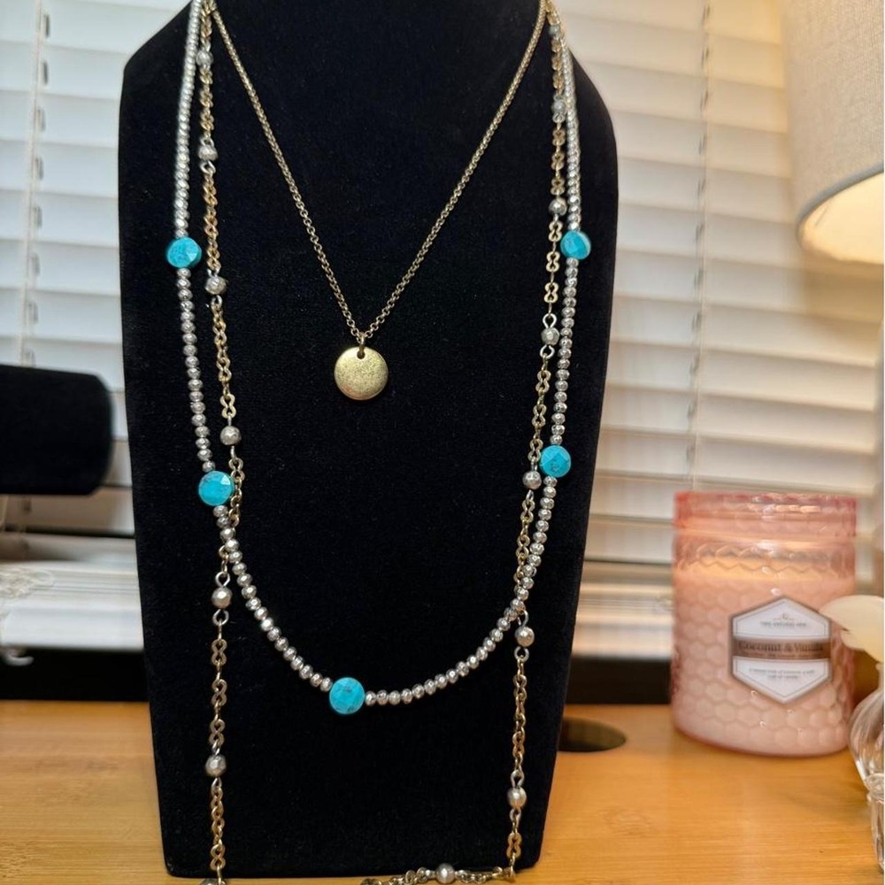 Multi-layered necklace with faux turquoise beads and silver pearls - Picture 2 of 7